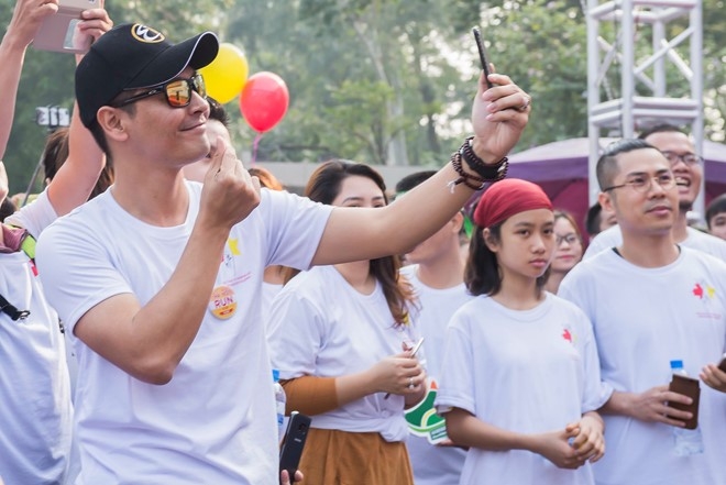 Hoa hau My Linh noi bat tren pho hinh anh 4