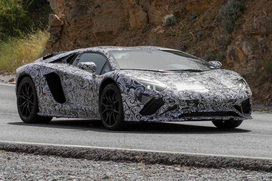 Aventador S trên đường chạy thử. 