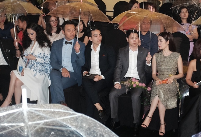 Bạn trai ôm hôn hoa hậu Thu Thảo ở hậu trường