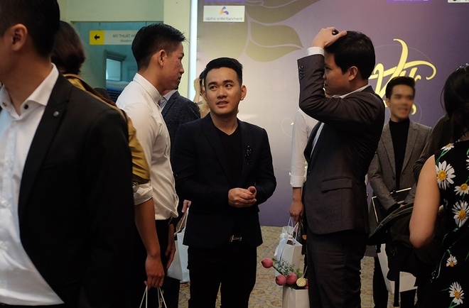 Bạn trai ôm hôn hoa hậu Thu Thảo ở hậu trường