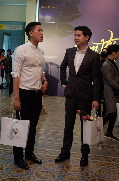 Bạn trai ôm hôn hoa hậu Thu Thảo ở hậu trường
