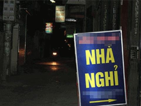 Chủ nhà nghỉ hết hồn vì người phụ nữ đứng cửa giữa đêm