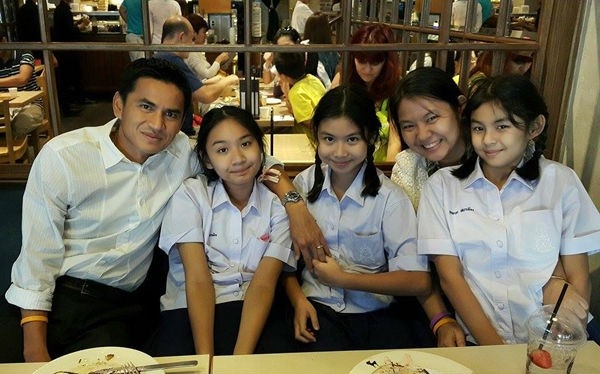 Con gai HLV Kiatisak phai nhap vien cap cuu hinh anh 2