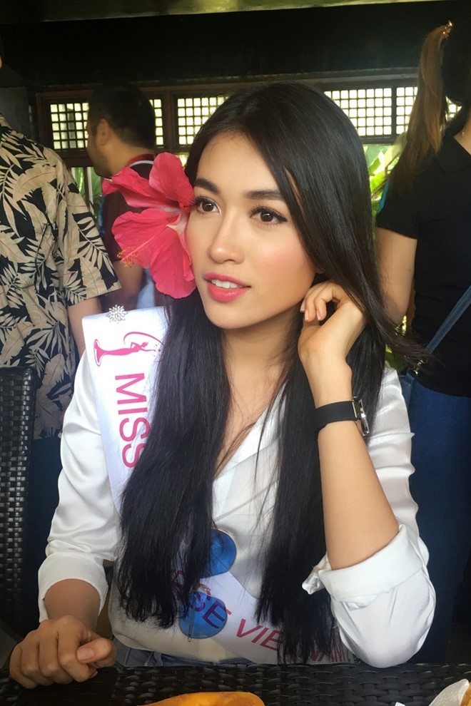 Le Hang mac goi cam giao luu cung thi sinh Miss Universe hinh anh 5
