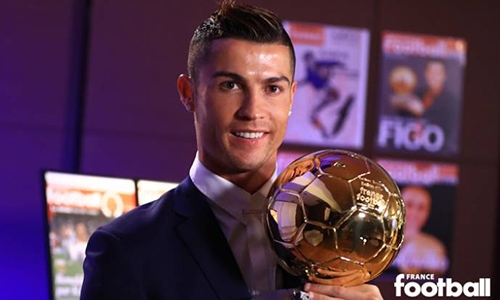 ronaldo-tri-an-real-bo-dao-nha-khi-nhan-qua-bong-vang-2016