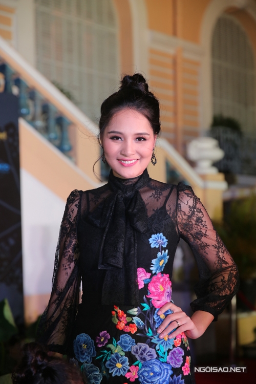 Hoa hậu Hương Giang quý phái với váy ren được trang trí hoa thêu rực rỡ sắc màu.