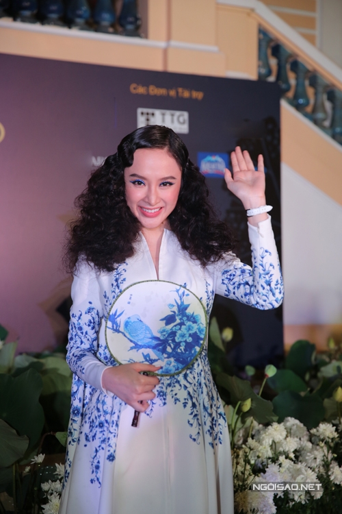 Angela Phương Trinh không ngừng chăm chút cho hình ảnh để mang đến sự khác biệt mỗi khi xuất hiện trên thảm đỏ thời trang.