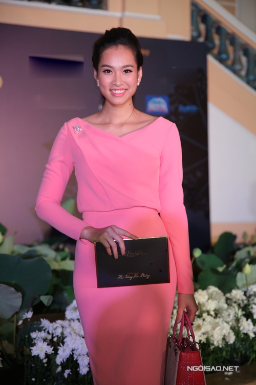 Vương Thu Phương chọn váy hồng ngọt ngào đến ủng hộ nhà thiết kế Lê Thanh Hoà.