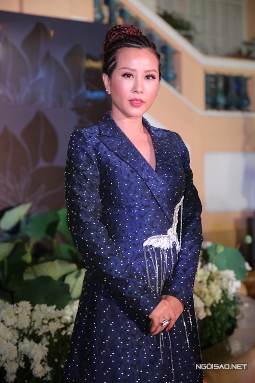 Quý bà Thu Hoài chọn vest sang trọng được đính kết cầu kỳ.
