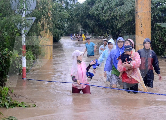 5 cô giáo mầm non dầm mình trong nước lũ ngập sâu quá đầu người cứu 20 học sinh - Ảnh 2.
