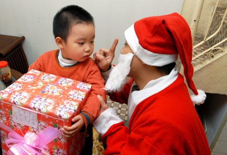 bo-me-noi-doi-con-ve-ong-gia-noel-chi-to-gay-hai