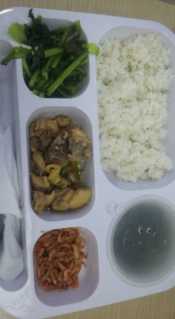 Chị em công sở rần rần khoe đồ ăn trưa: Người mì gói cầm hơi, người thịt cá sang chảnh ngập bàn - Ảnh 7.
