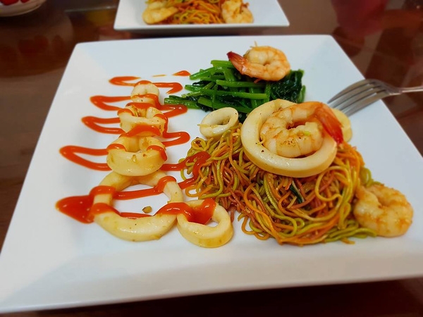 Chị em công sở rần rần khoe đồ ăn trưa: Người mì gói cầm hơi, người thịt cá sang chảnh ngập bàn - Ảnh 14.