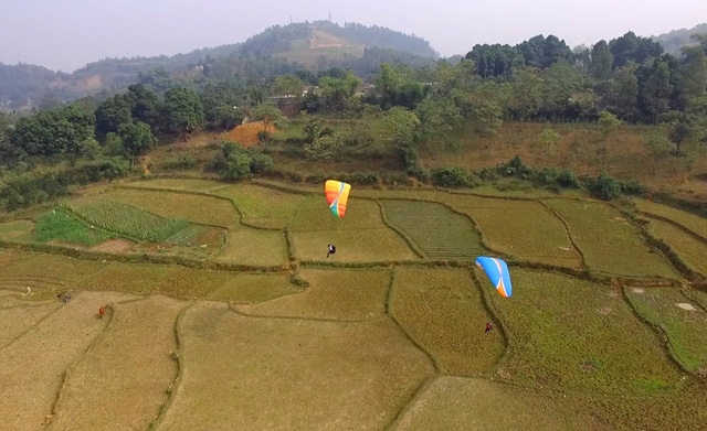 Cô dâu Hải Yến và chú rể Tuấn Dũng đều là những người trẻ, yêu thích dù lượn nên đã nảy ra ý tưởng đáp dù lượn đến đám cưới. Hầu hết quan khách của đám cưới cũng dùng dù lượn đến tham dự.