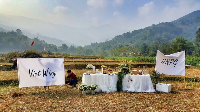 Hải Yến là thành viên của CLB dù lượn Hà Nội còn Tuấn Dũng thuộc CLB dù lượn Vietwings Hanoi. Hai CLB này thường tổ chức những buổi sinh hoạt cuối tuần cùng nhau. Hoạt động chính của các thành viên là lượn dù ở các địa điểm ngoại thành Hà Nội, Hòa Bình...