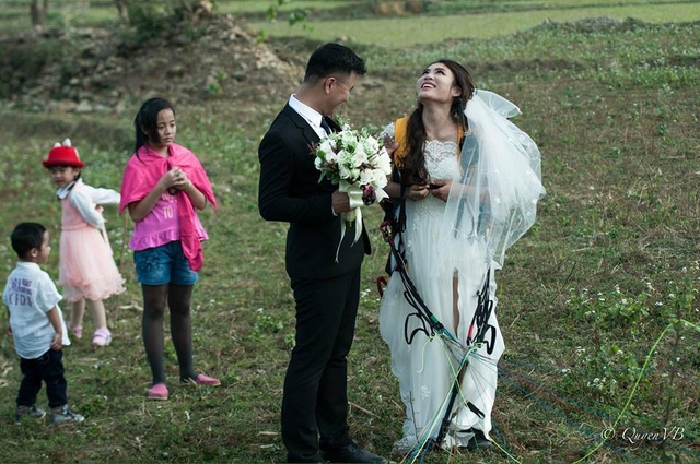 Đám cưới của cặp đôi này được tổ chức tại điểm hạ cánh là Chương Mỹ, Hà Nội nhưng khởi điểm là Đồi Bù, Lương Sơn, Hòa Bình. Hai địa điểm này cách nhau khoảng 3km, cũng là quãng đường đội dù lượn thực hiện để tới dự đám cưới.