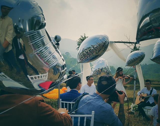 Một thành viên của CLB dù lượn Vietwings Hanoi là Tuấn Anh là người đã ghi lại những hình ảnh này bằng điện thoại. Anh cho biết, hoạt động bay của hai CLB đã có giấy phép.