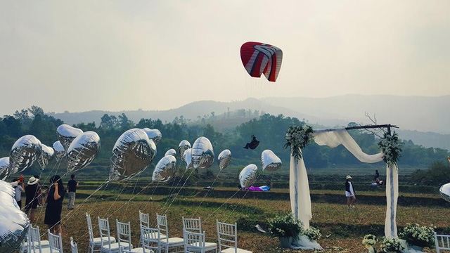 Được biết, cuối tháng này, đôi bạn trẻ sẽ tổ chức thêm một đám cưới mang tính truyền thống cùng với hai bên gia đình.