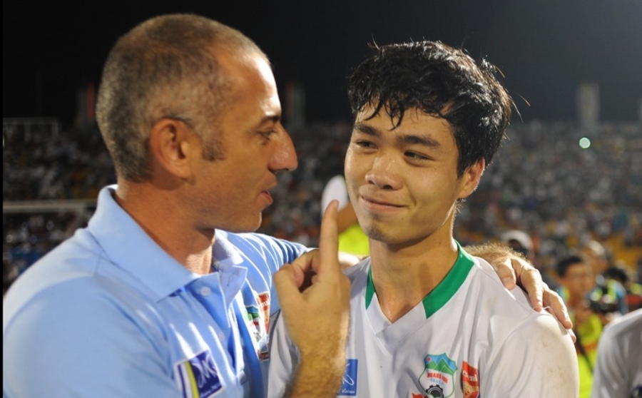 Công Phượng có 1 pha lập công trên chấm 11 m trong chiến thắng 5-3 của U21 HAGL trước đội 1 HAGL. 