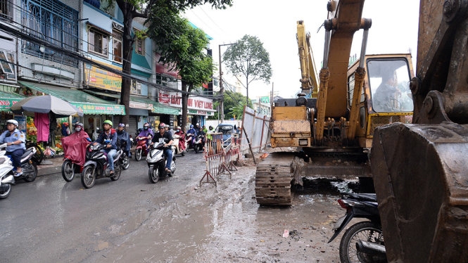 'Hố tử thần' 4 tháng chưa lấp xong, dân kêu 'khổ lắm rồi' 