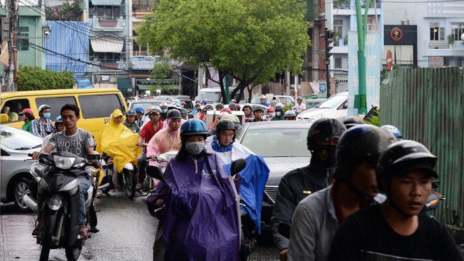 'Hố tử thần' 4 tháng chưa lấp xong, dân kêu 'khổ lắm rồi' 