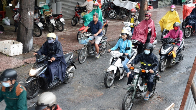 'Hố tử thần' 4 tháng chưa lấp xong, dân kêu 'khổ lắm rồi' 