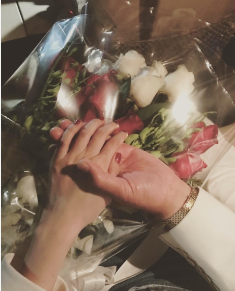 Mặc cho dư luận sục sôi, Ngọc Trinh vẫn khoe ảnh nắm tay người yêu khi vừa tới Mỹ - Ảnh 1.