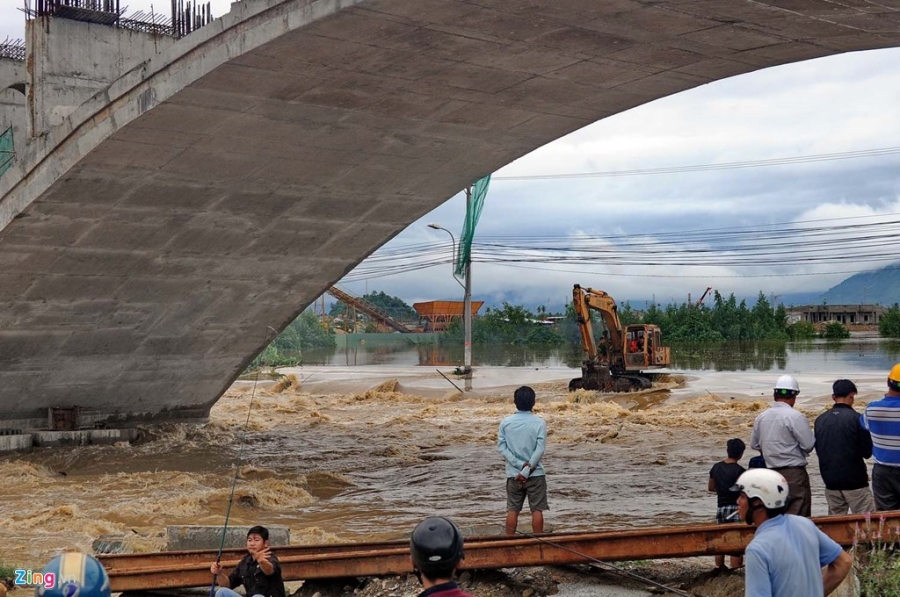 May xuc cuu 4 thanh nien trong nuoc chay xiet o Nha Trang hinh anh 2