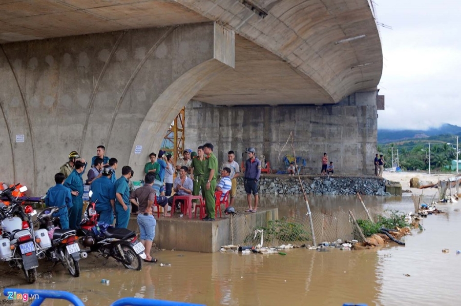 May xuc cuu 4 thanh nien trong nuoc chay xiet o Nha Trang hinh anh 4