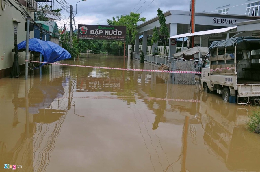 May xuc cuu 4 thanh nien trong nuoc chay xiet o Nha Trang hinh anh 5