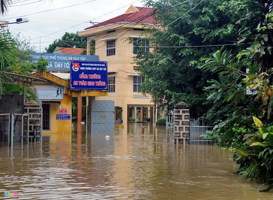 May xuc cuu 4 thanh nien trong nuoc chay xiet o Nha Trang hinh anh 6
