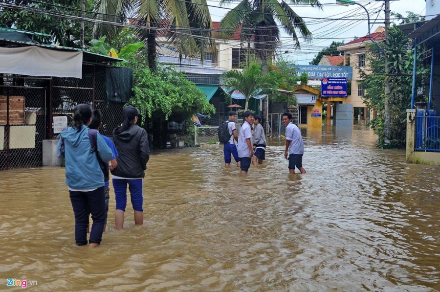 May xuc cuu 4 thanh nien trong nuoc chay xiet o Nha Trang hinh anh 7