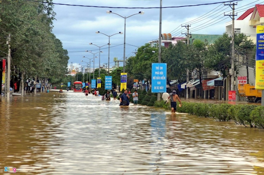 May xuc cuu 4 thanh nien trong nuoc chay xiet o Nha Trang hinh anh 8