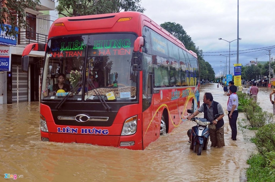 May xuc cuu 4 thanh nien trong nuoc chay xiet o Nha Trang hinh anh 10