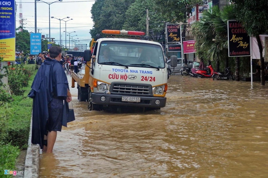 May xuc cuu 4 thanh nien trong nuoc chay xiet o Nha Trang hinh anh 12