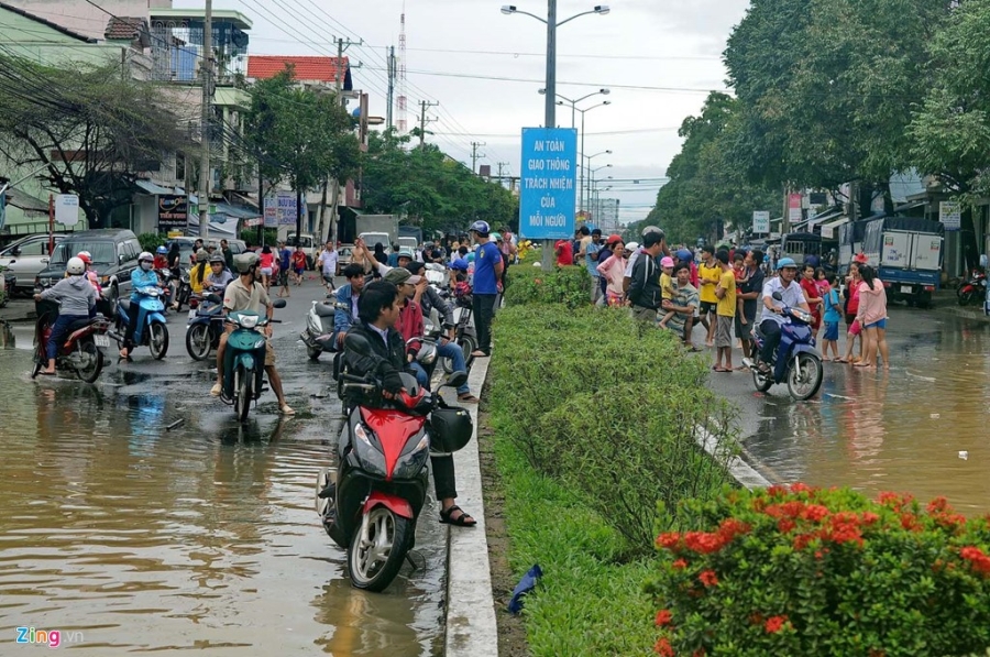 May xuc cuu 4 thanh nien trong nuoc chay xiet o Nha Trang hinh anh 14