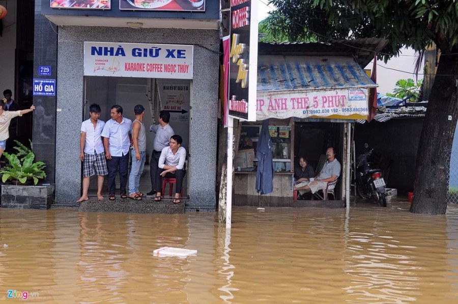 May xuc cuu 4 thanh nien trong nuoc chay xiet o Nha Trang hinh anh 16