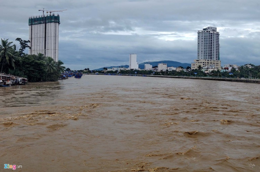 May xuc cuu 4 thanh nien trong nuoc chay xiet o Nha Trang hinh anh 19