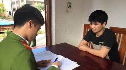 Đối tượng Tuấn Anh (bìa phải) khai nhận hành vi tại cơ quan công an. Ảnh: Minh Anh.