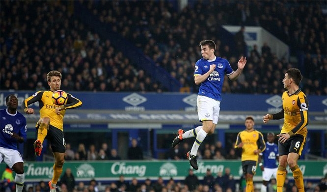 Thua ngược Everton, Arsenal 'nếm mùi đau khổ'