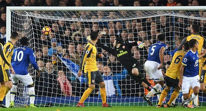 Thua ngược Everton, Arsenal 'nếm mùi đau khổ'