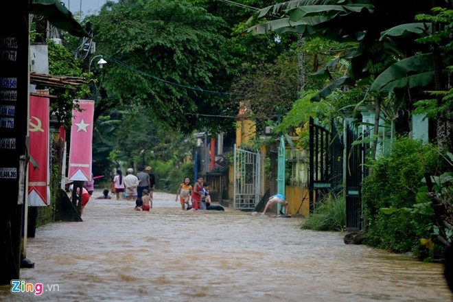 Thuy dien dong loat xa lu, nhieu noi o Quang Nam ngap sau hinh anh 5