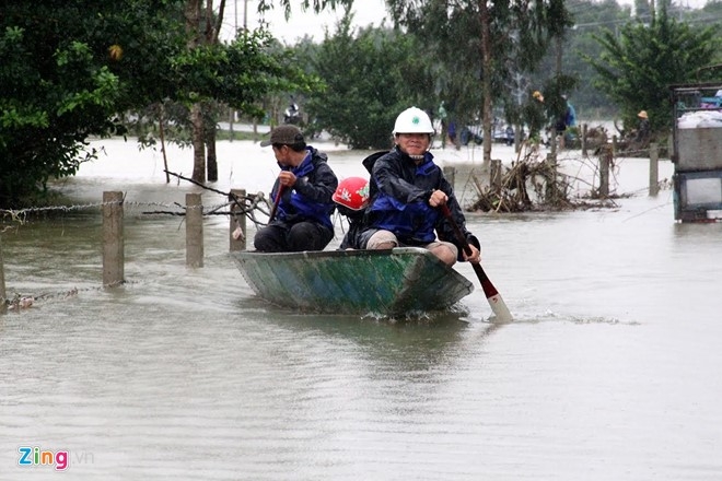 Thuy dien dong loat xa lu, nhieu noi o Quang Nam ngap sau hinh anh 8