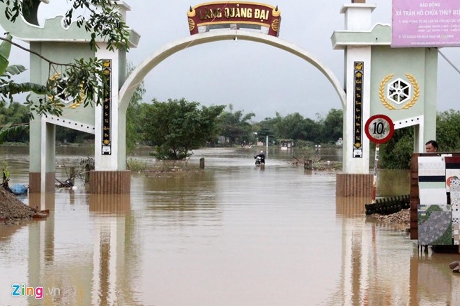Thuy dien dong loat xa lu, nhieu noi o Quang Nam ngap sau hinh anh 12