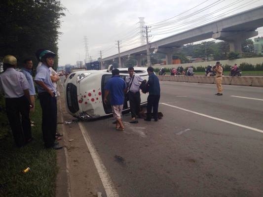 Đôi nam nữ khóc thét trong ôtô lật nhào ở cửa ngõ Sài Gòn