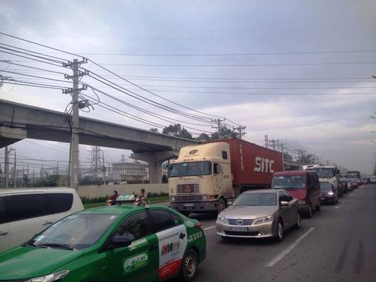 Đôi nam nữ khóc thét trong ôtô lật nhào ở cửa ngõ Sài Gòn