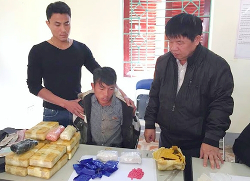 hai-nguoi-dan-ong-van-chuyen-66000-vien-ma-tuy-qua-bien-gioi
