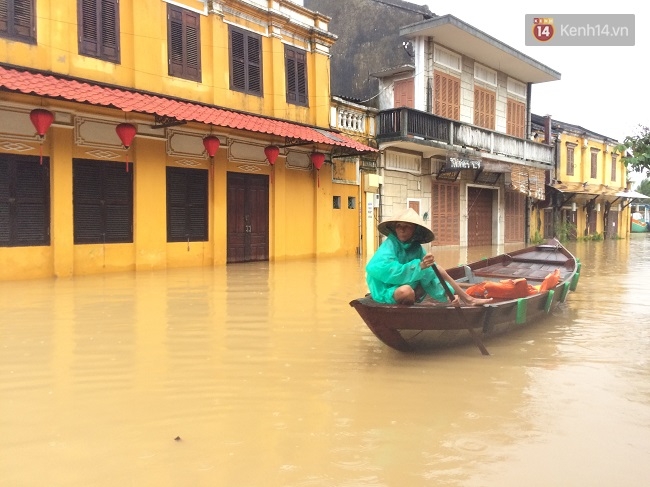 Hội An chìm trong biển nước, dịch vụ chèo thuyền ngắm phố cổ hút khách - Ảnh 3.