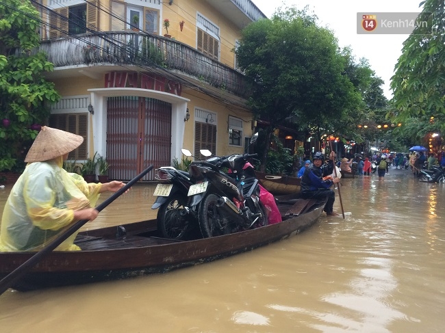 Hội An chìm trong biển nước, dịch vụ chèo thuyền ngắm phố cổ hút khách - Ảnh 4.