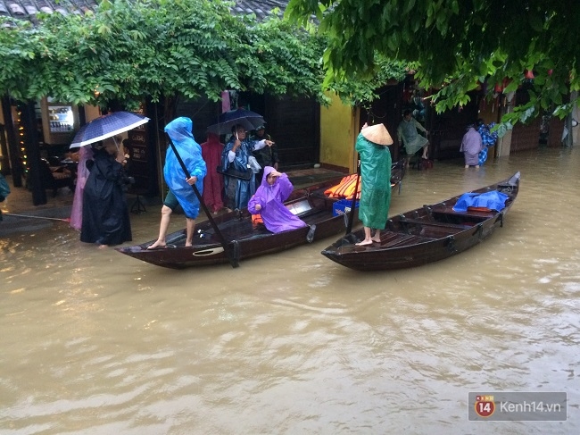 Hội An chìm trong biển nước, dịch vụ chèo thuyền ngắm phố cổ hút khách - Ảnh 5.